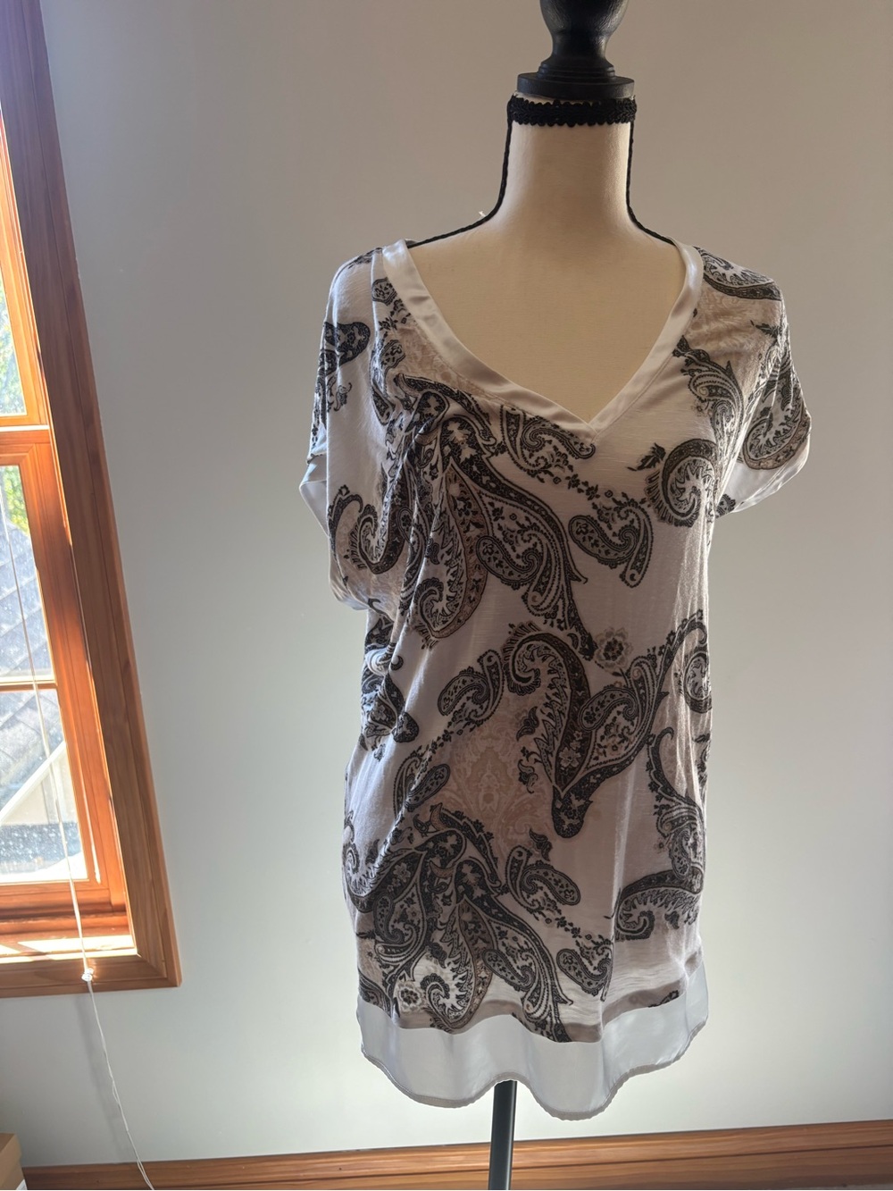 White House Black Market Black and White V-Neck Paisley Tee